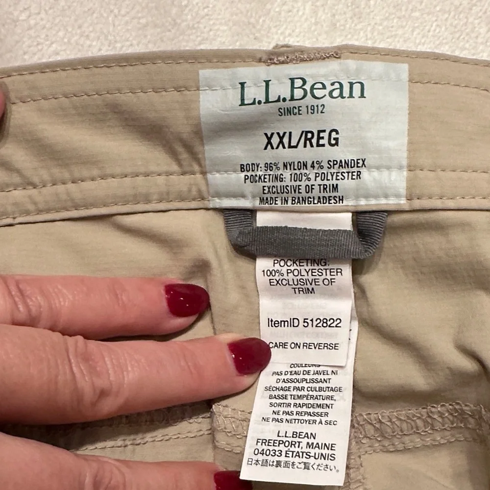 L.L. Bean Men's 2XL Beige Cargo Shorts with Belt‎